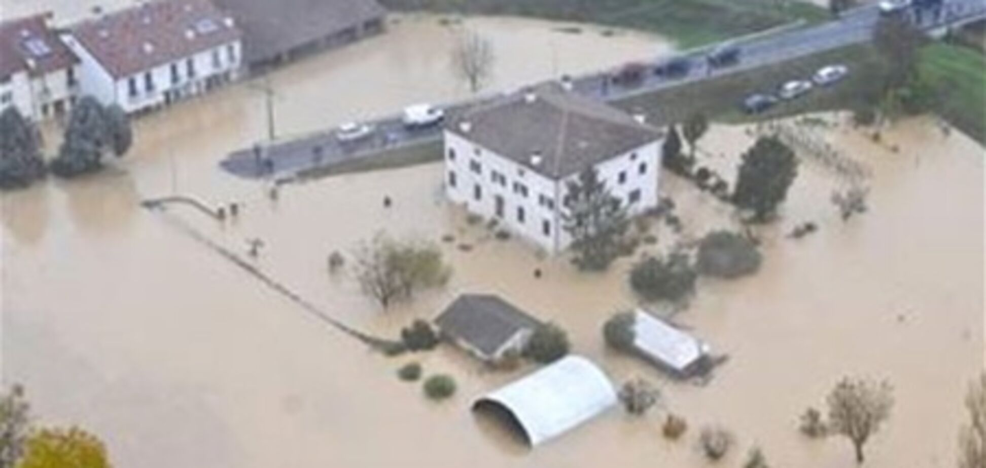 В Італії вітрини магазинів зникли під водою