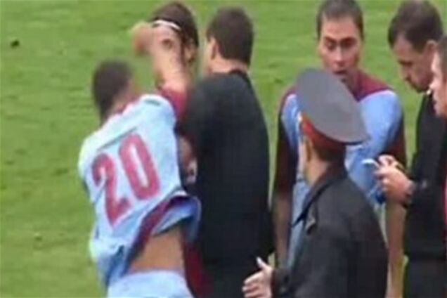 Футболист ударил арбитра и завершил карьеру. Видео