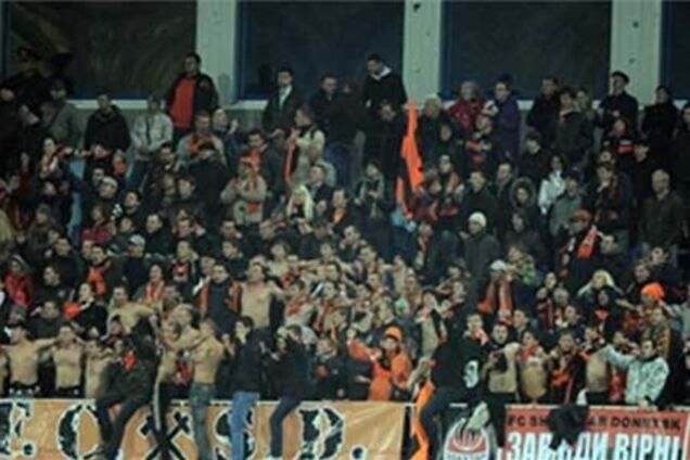 Фаны 'Динамо' забросали болельщиков 'Шахтера' монетами