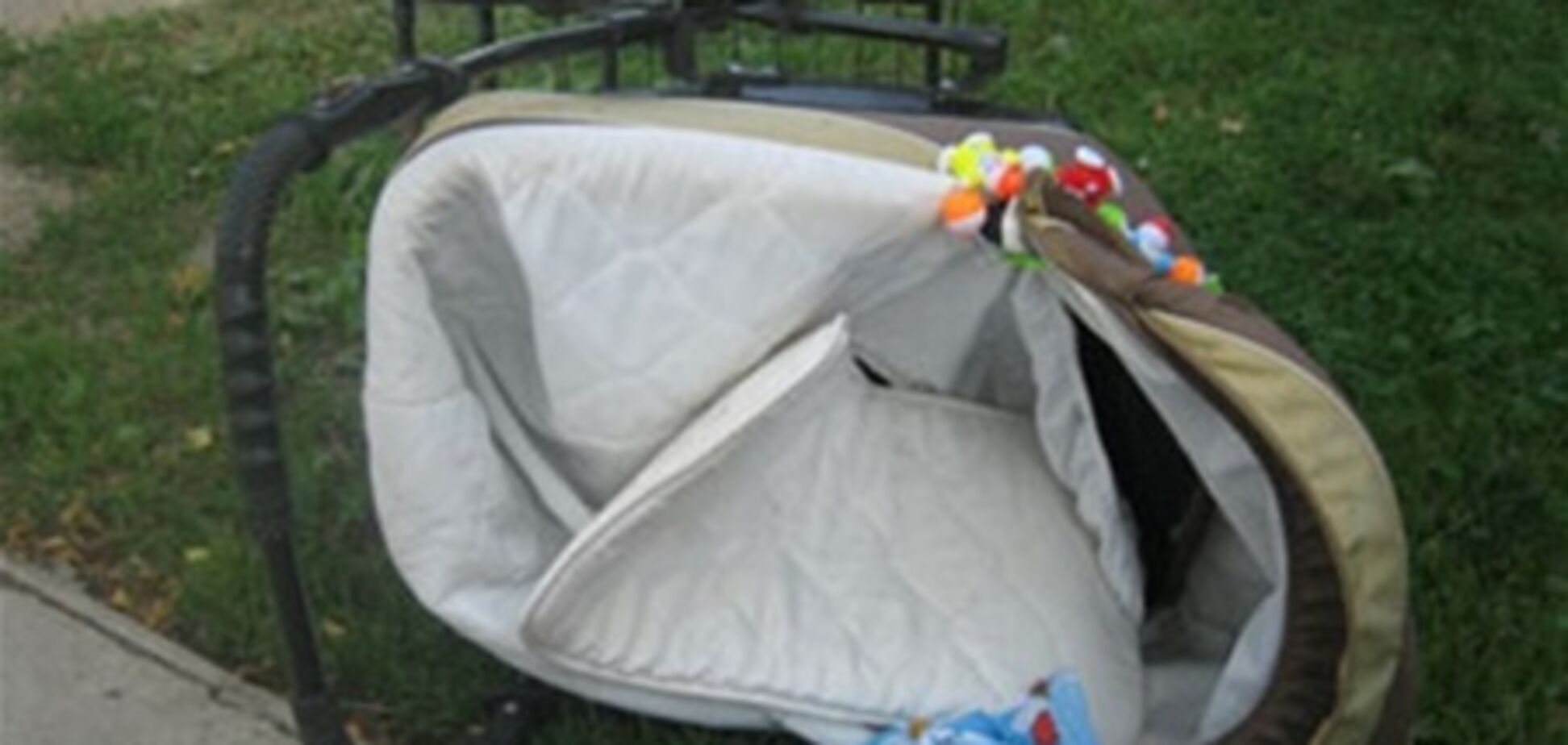 У Запоріжжі автомобіль збив на переході коляску з немовлям