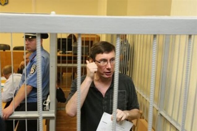 Луценко снова стало плохо: он даже не может сидеть