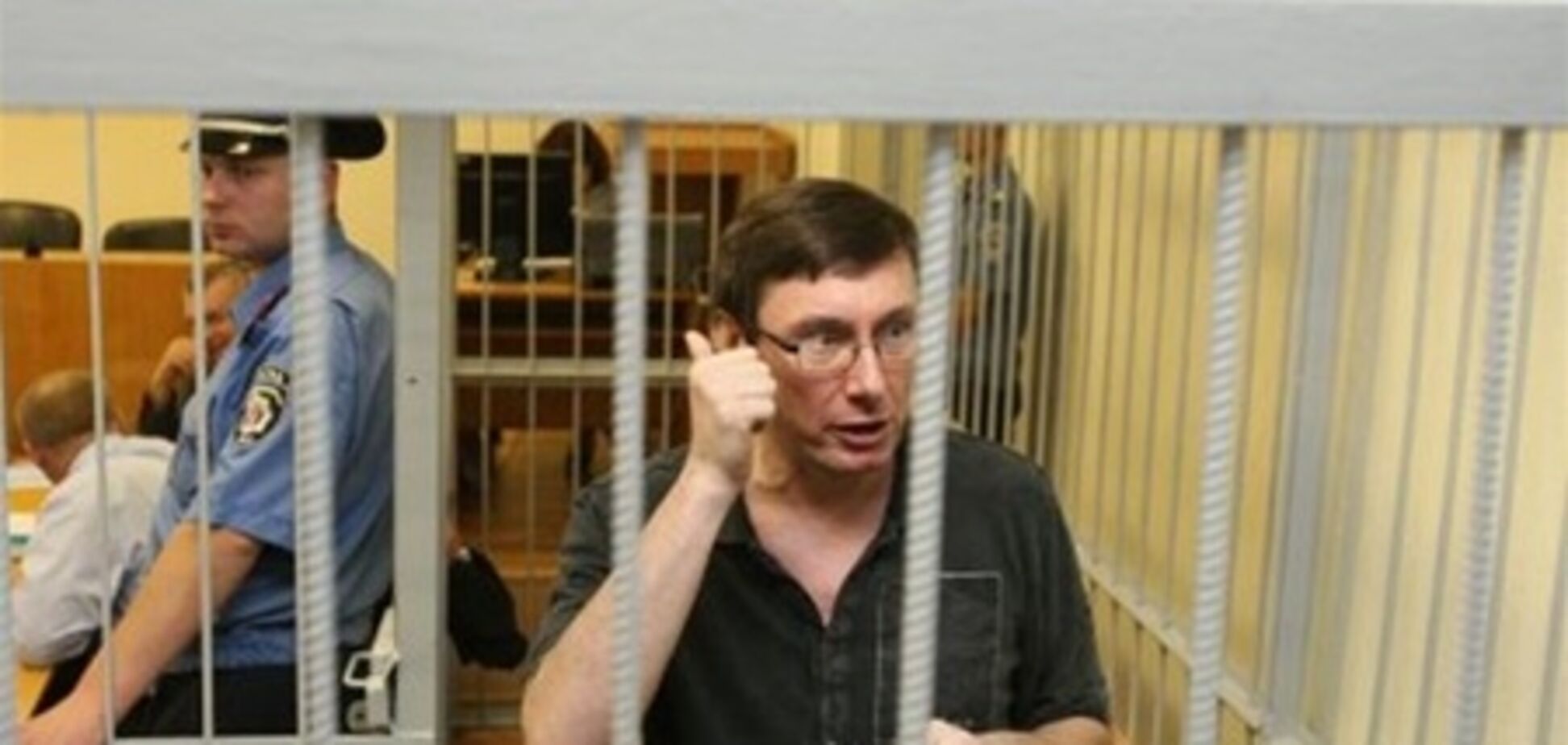 Луценко снова стало плохо: он даже не может сидеть