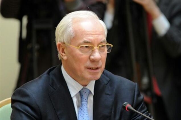 Азаров розсмішив вчителів заявою про зарплату