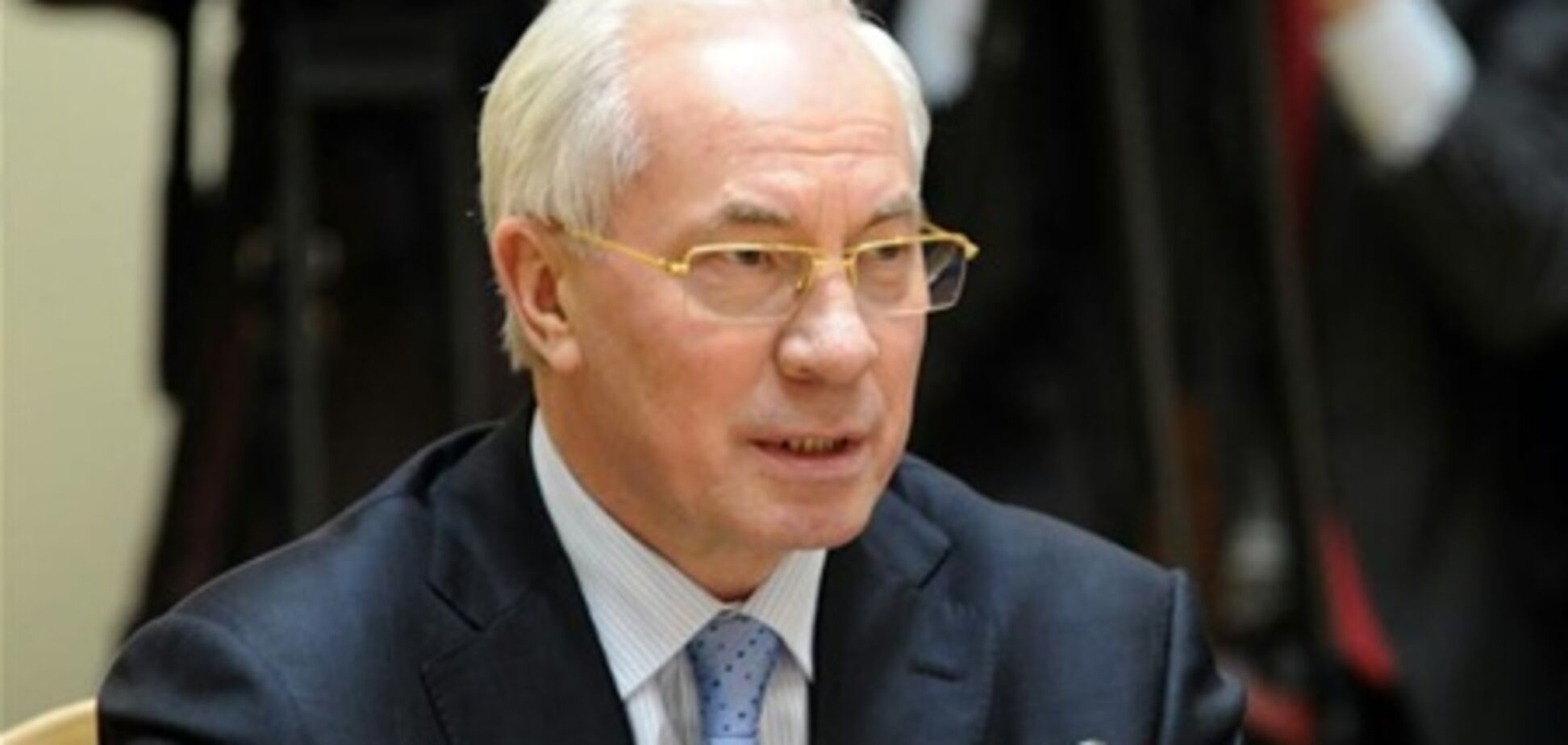 Азаров розсмішив вчителів заявою про зарплату