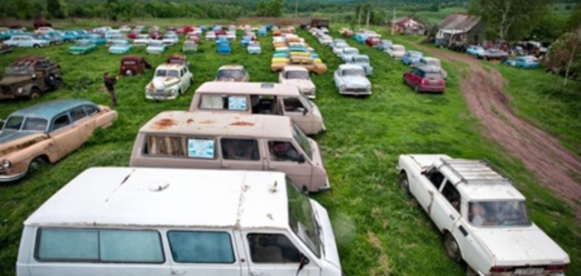 Автомузей гибнет под открытым небом. Фото