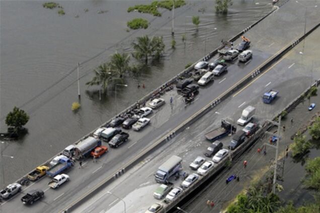 У Бангкоку прорвало греблю - місто поступово затоплюється
