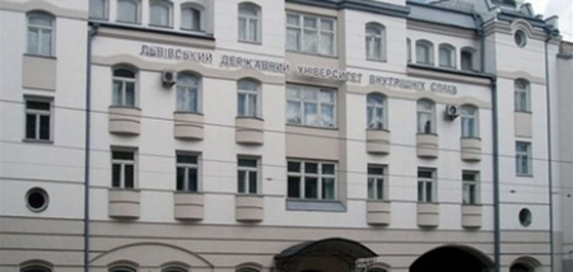 У Львові заарештували 11 осіб у справі про розкрадання зброї