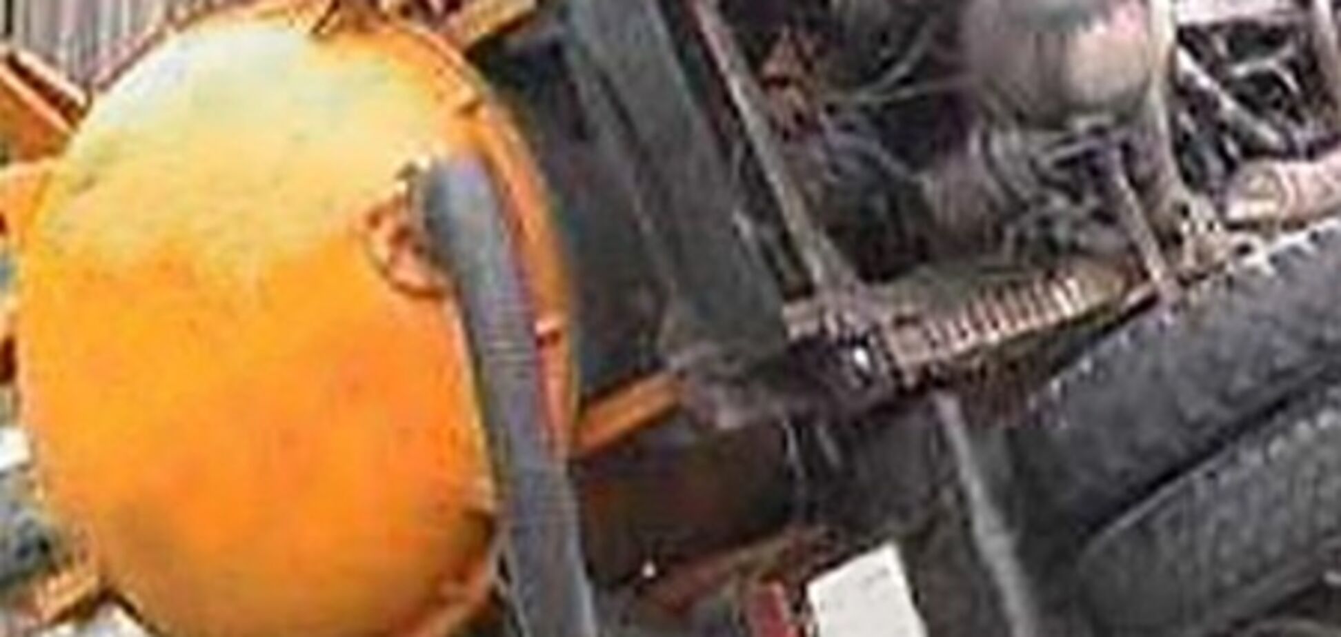 Бензовоз протаранив автобус з дітьми: двоє загинули. Фото