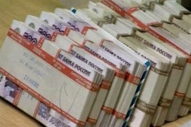 Кризис рубля: россияне скупают валюту миллиардами