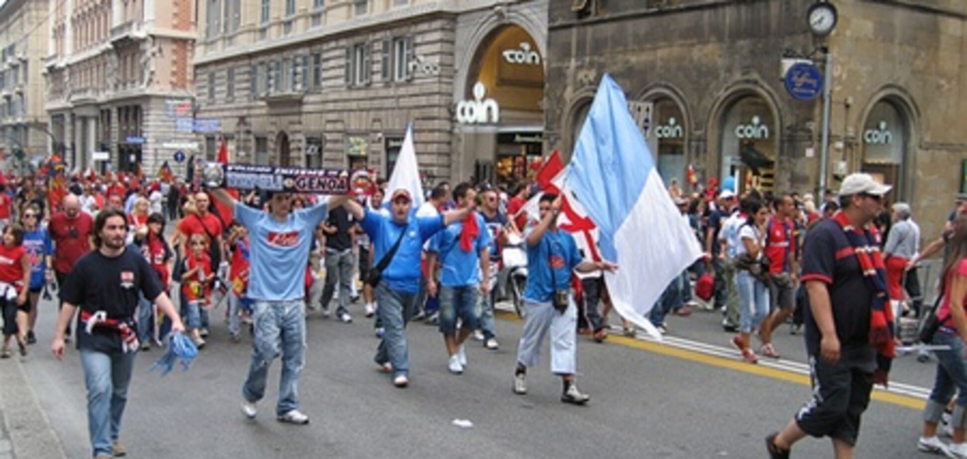 Футбольные фанаты на радостях разгромили родной аэропорт