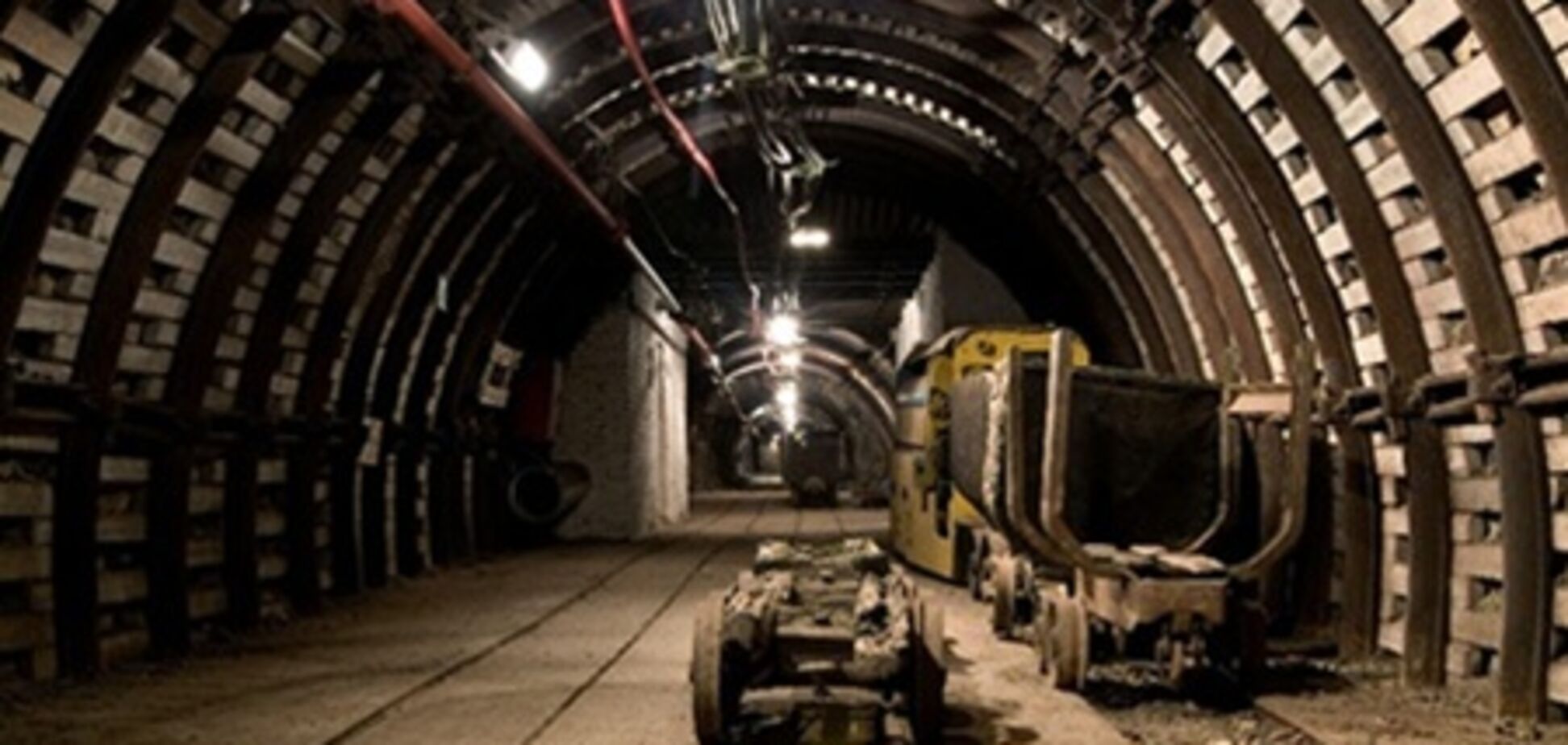 НП на шахті в Донецьку: більше 100 гірників терміново піднімають на поверхню