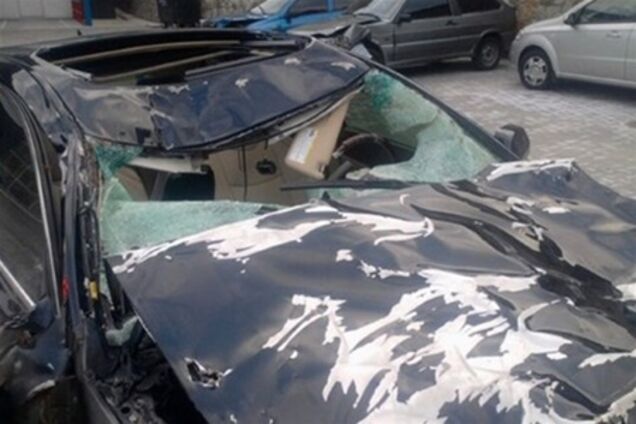 Крим. Корови забуцали Lexus до невпізнання 