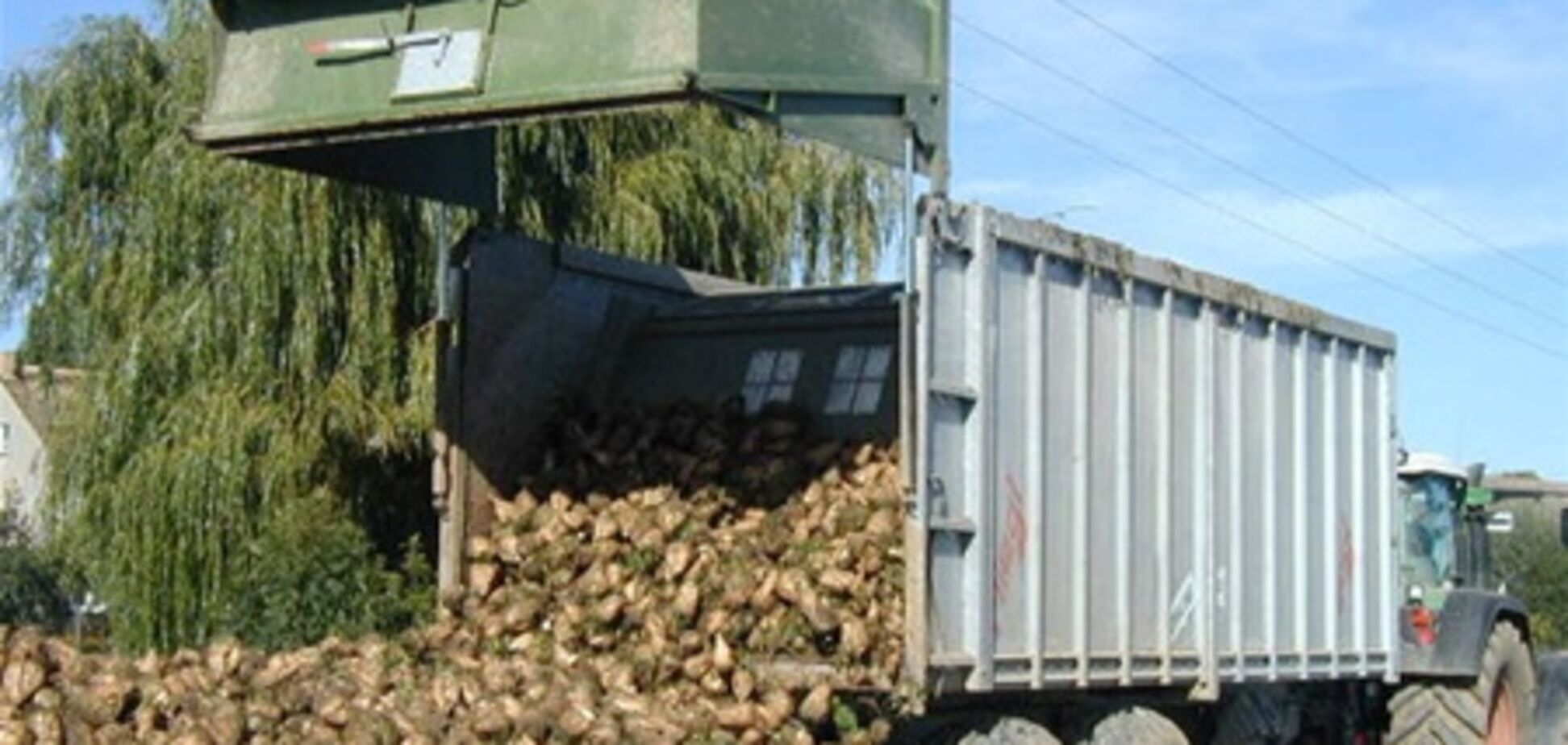 Рівненщина. Автомобіль з росіянами засипало буряком з вантажівки