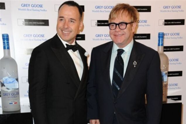 Элтон Джон собирает средства