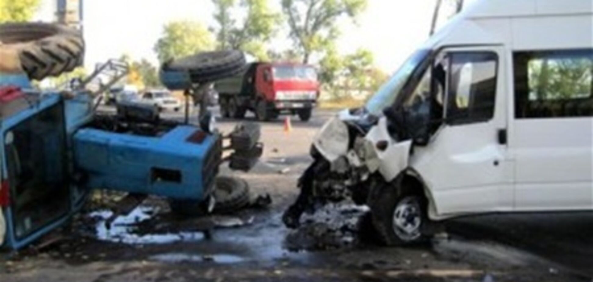 Под Киевом маршрутка 'влетела' в трактор, есть пострадавшие
