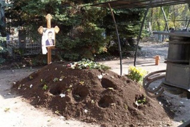 Ночами з могили Джарти викопують квіти. Фото