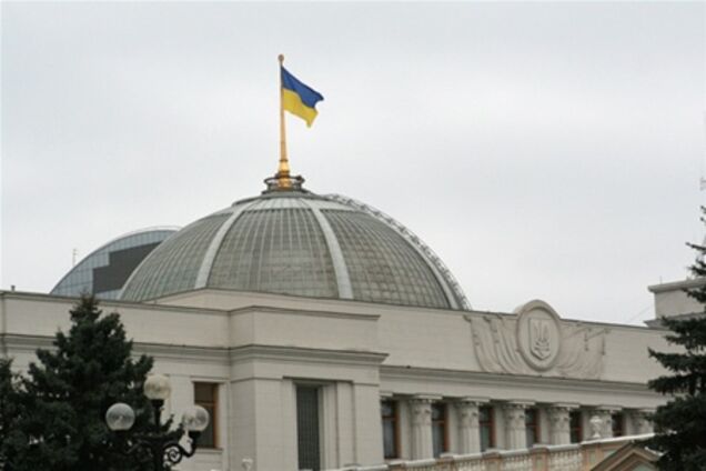 Под Радой проходят митинги против пошлин и новых паспортов