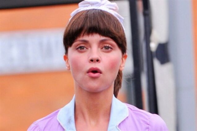 Нарумяненная Кристина Риччи в грязном секси переднике