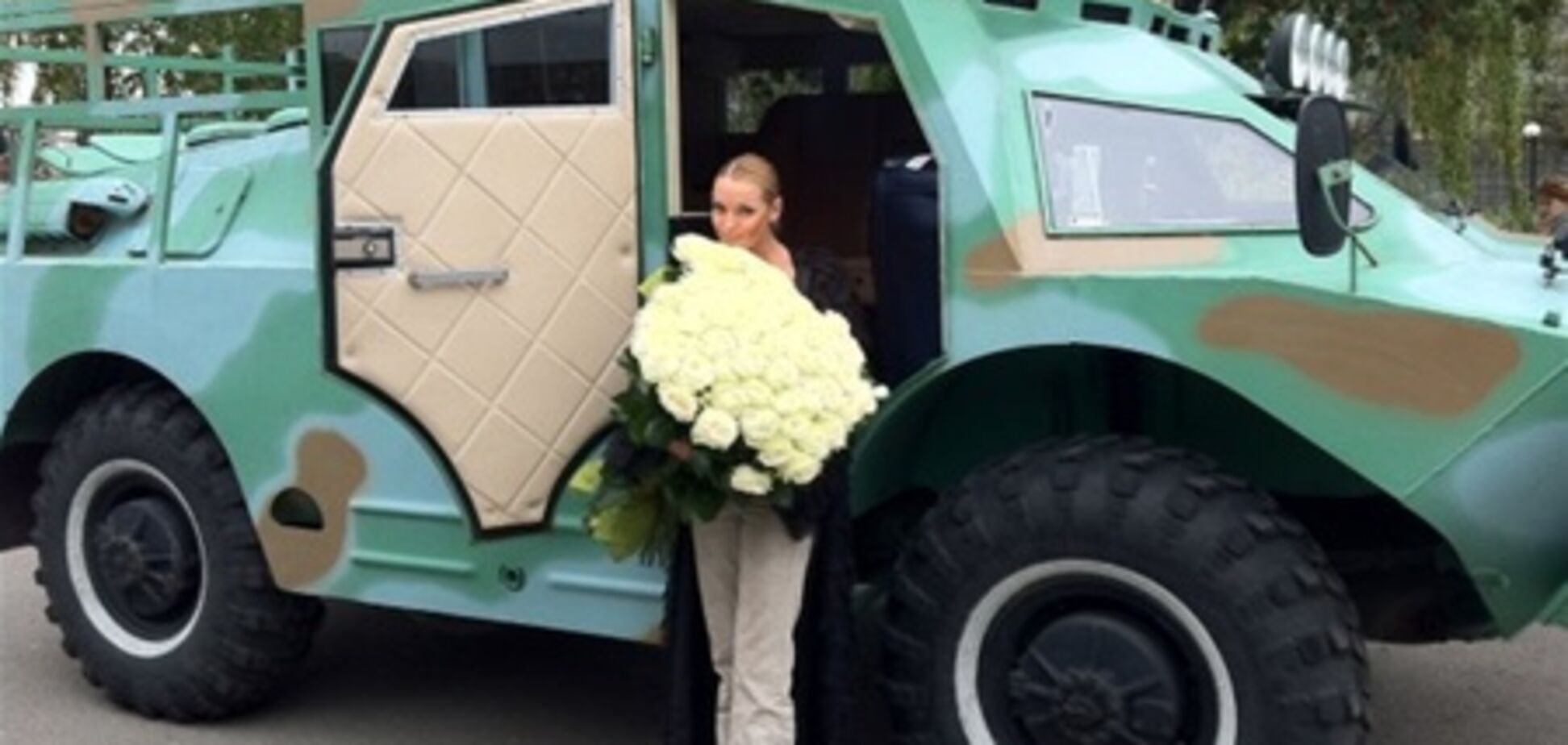 Волочкова катается на бронетакси