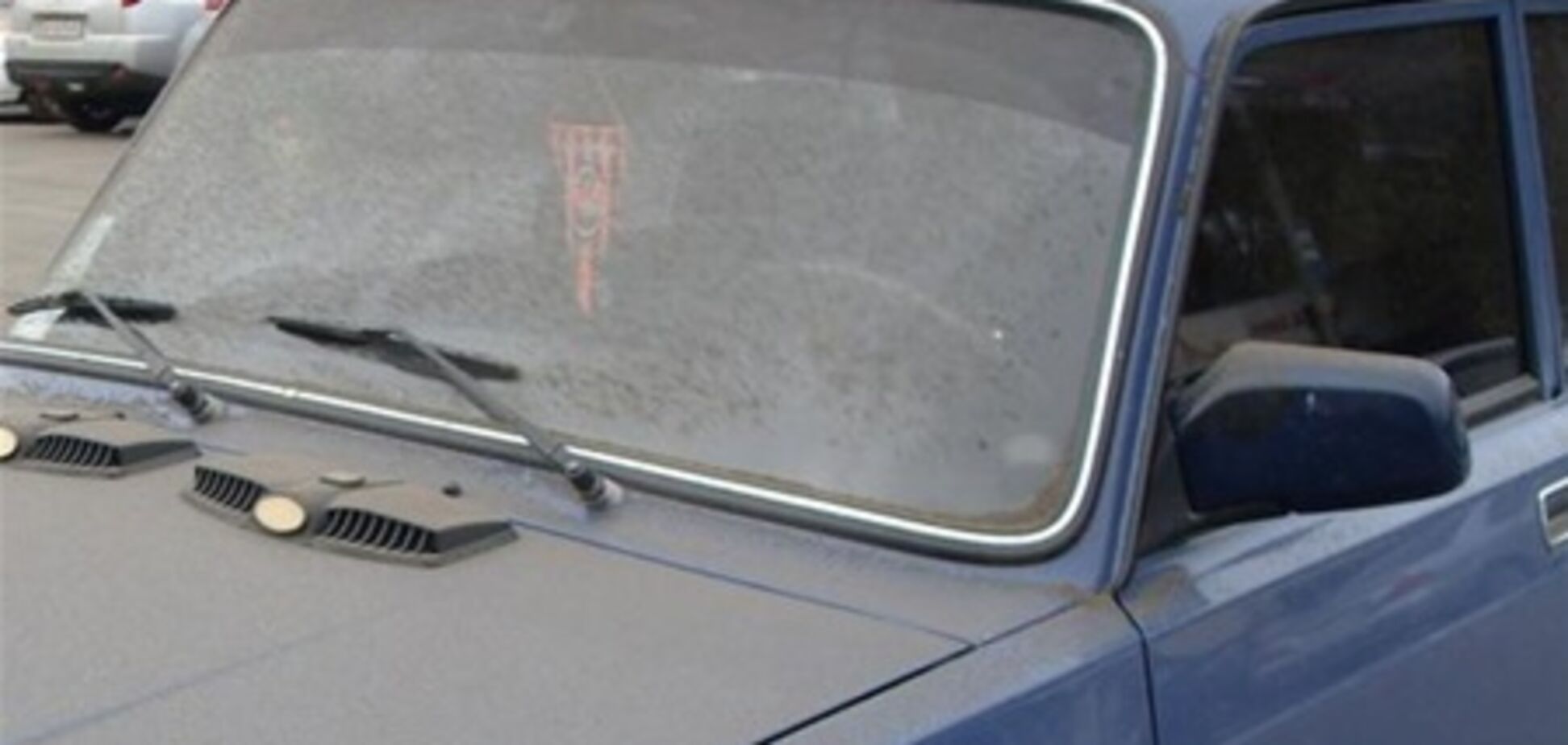 Город в Донецкой области засыпало черным 'снегом'. Фото