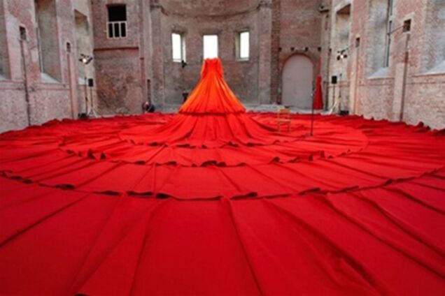 Гігантське червоне плаття-концертний зал