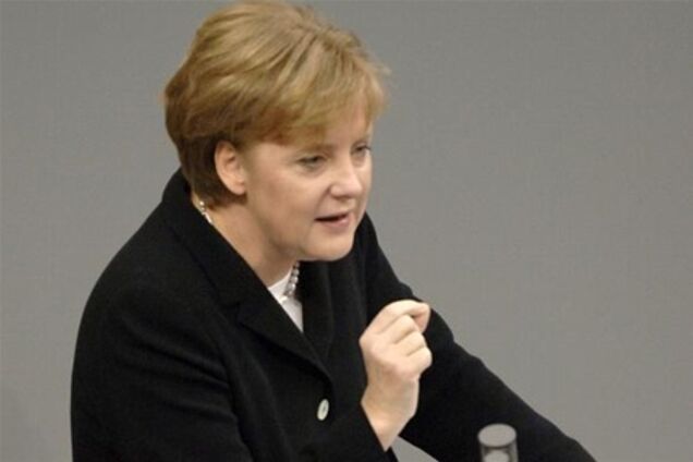 Меркель: Греция должна оставаться в еврозоне