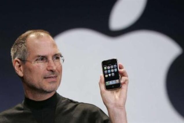 Шанувальники Джобса біля магазинів Apple ставлять квіти та свічки