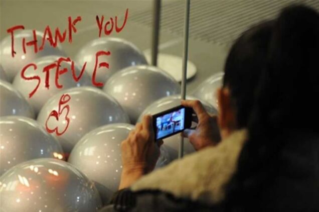 Поклонники Apple по всему миру скорбят о Стиве Джобсе. Фото