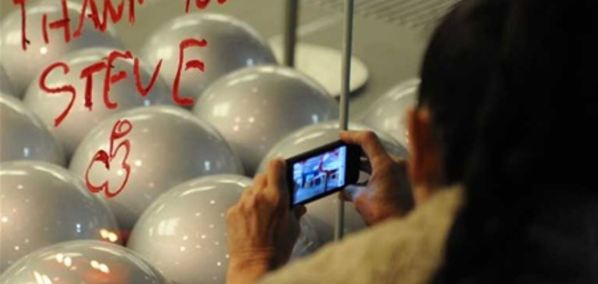 Поклонники Apple по всему миру скорбят о Стиве Джобсе. Фото