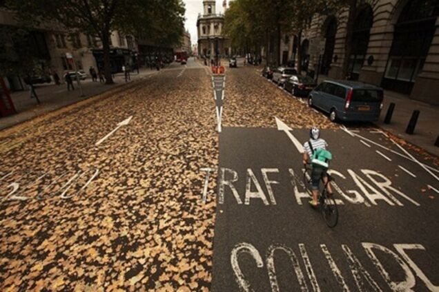 На лондонской улице появился ковер из листьев