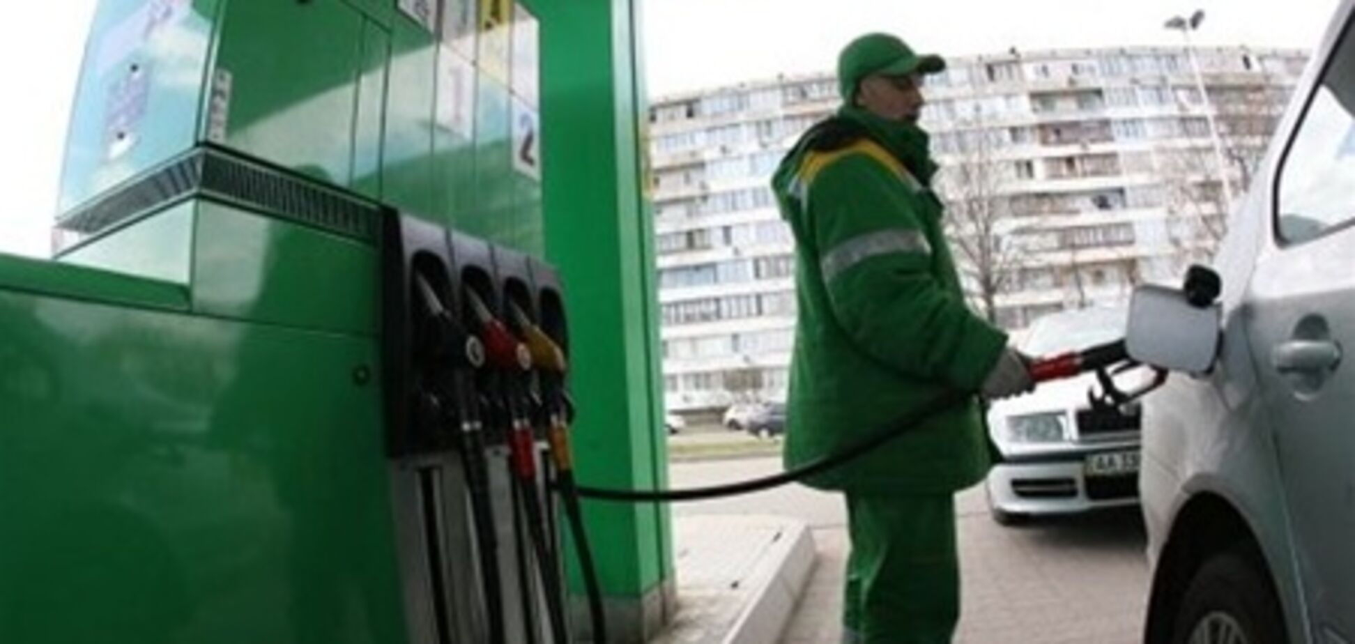 АМКУ приказал нефтетрейдерам снизить цены на бензин