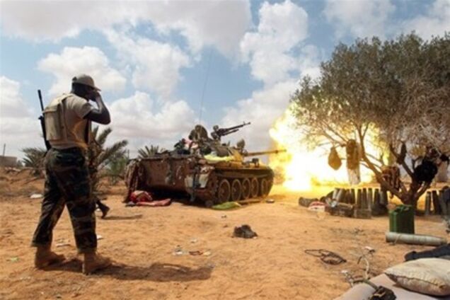 Повстанцы начали танковую атаку родного города Каддафи