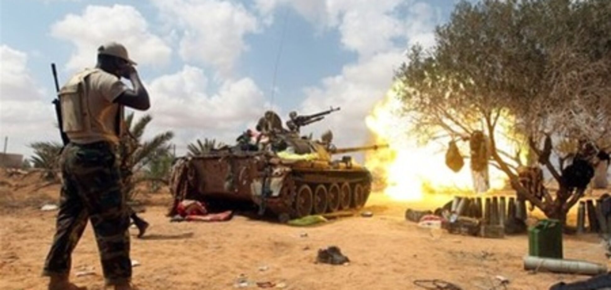 Повстанцы начали танковую атаку родного города Каддафи