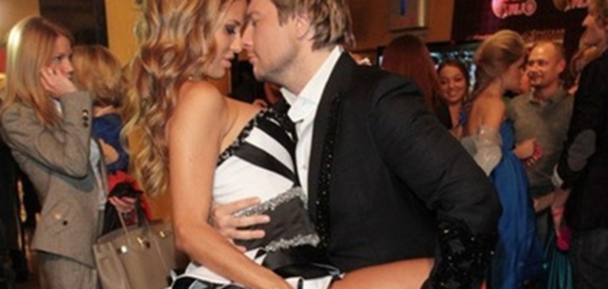 Басков занурився в бюст Боні