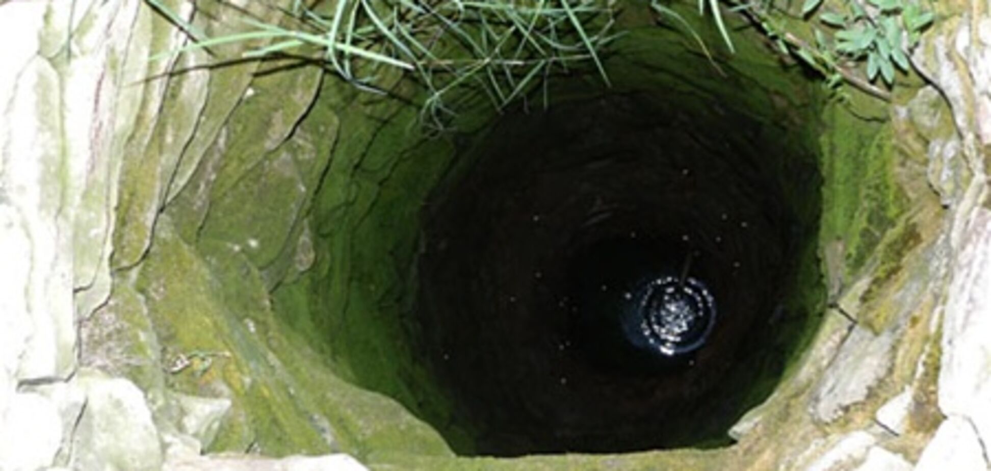 Мужик скинув у колодязь двох синів - малюки заважали йому спати