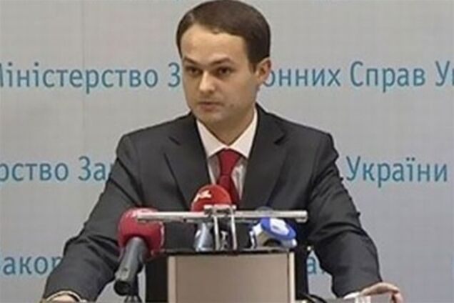 МЗС подарувало генконсулу Росії підручник української мови