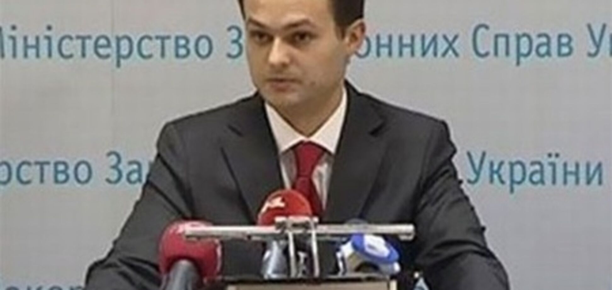 МЗС подарувало генконсулу Росії підручник української мови