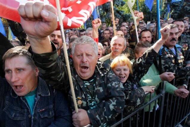 Біля Верховної Ради відбуваються сутички чорнобильців та міліції