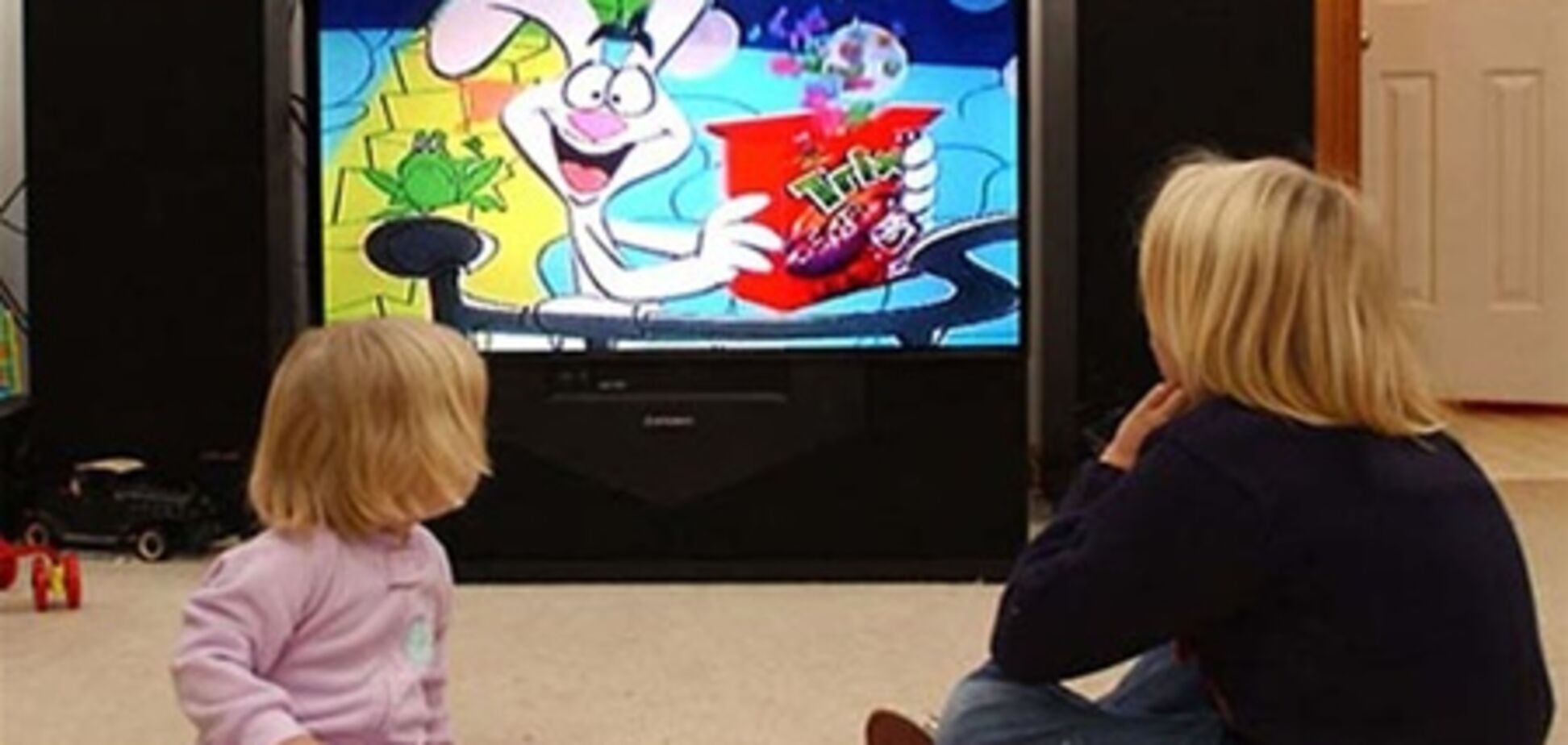 Житомирщина. Двоє дівчаток-дошкільнят винесли з пожежі трьох малюків. Відео