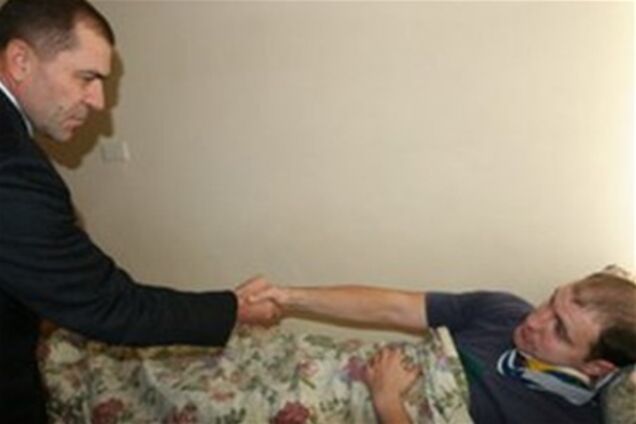 Травмований під Радою міліціонер одержав нагороду