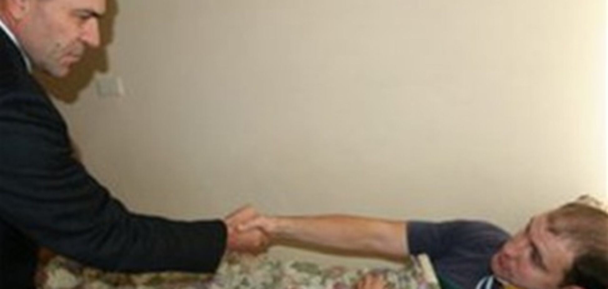 Травмований під Радою міліціонер одержав нагороду