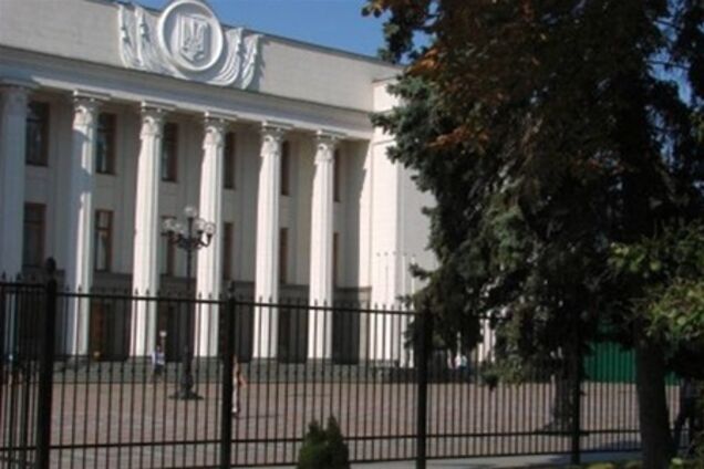 Забор у ВР укрепляют бетоном