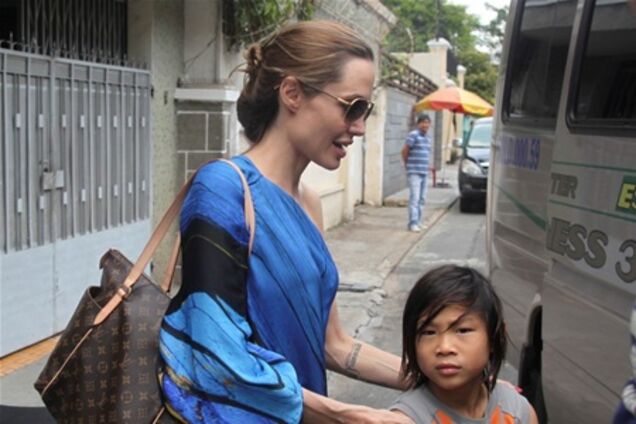 Джоли знакомит Пакса с культурой