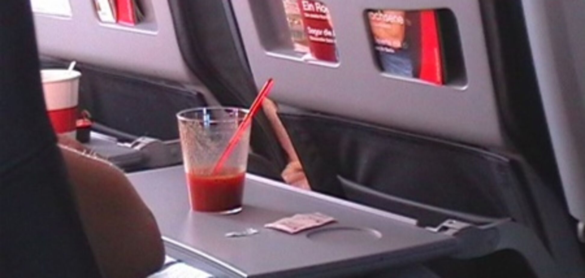 Каждый четвертый авиапассажир заказывает на борту томатный сок