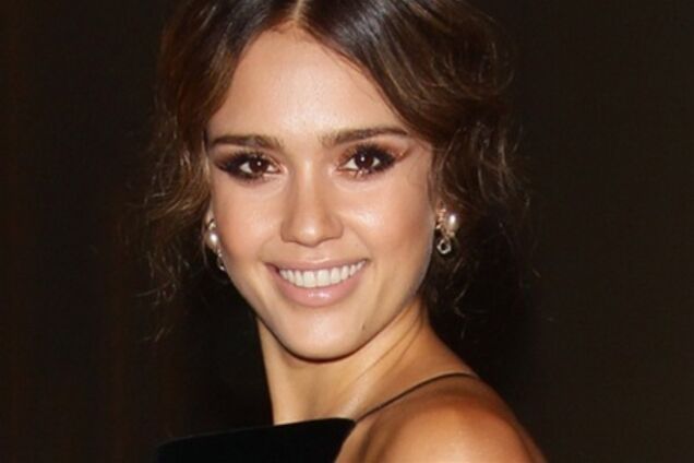 Джессика Альба с жутким макияжем