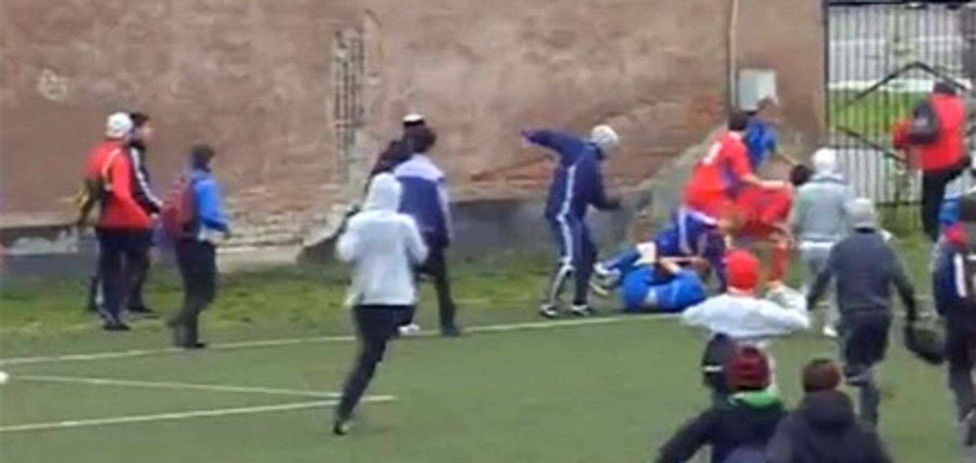 Российских футболистов избили во время матча во Владикавказе. Видео