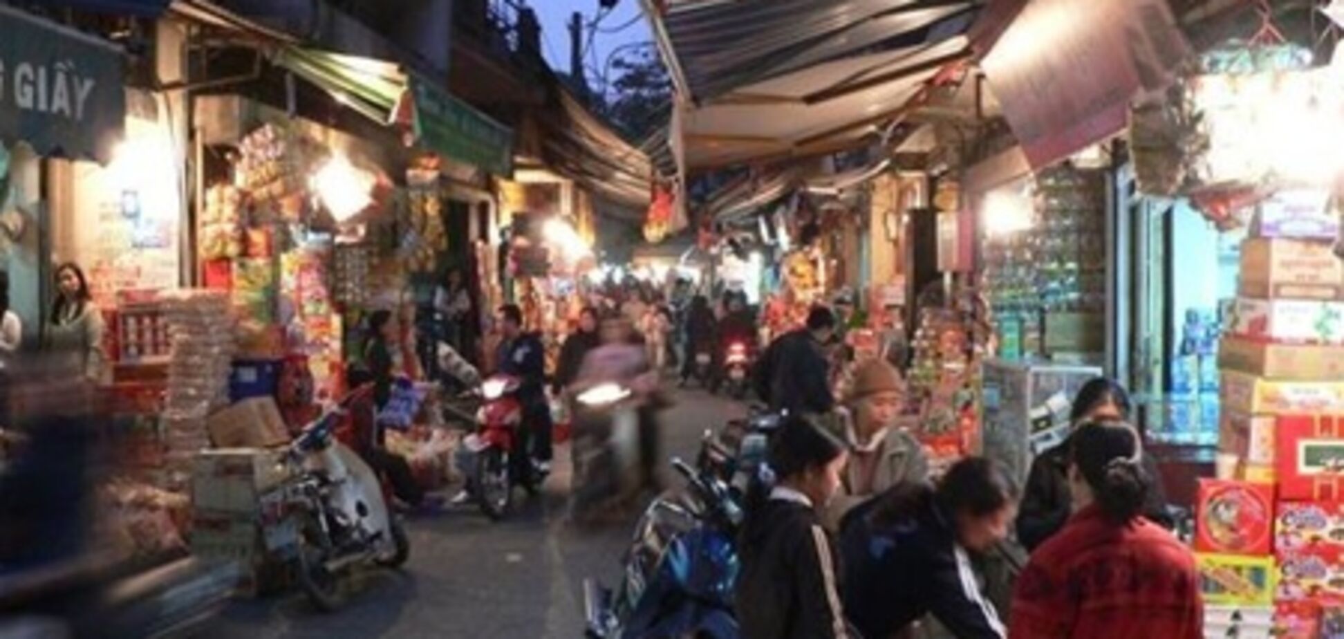 Туристам в столице Вьетнама начали помогать студенты-волонтеры
