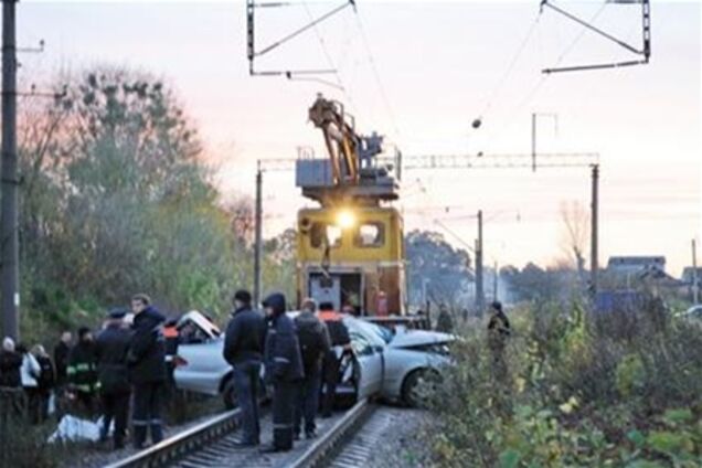 Дніпропетровщина. При зіткненні автомобіля з потягом загинули 2 людини