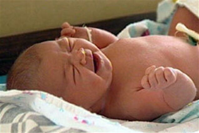 Тримісячну дитину батьків-самогубців довелося лікувати від алкоголізму