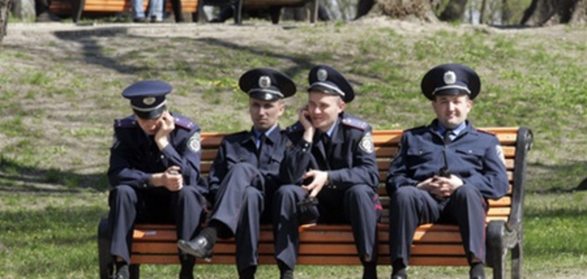 Міліція примудряється заробляти на справлянні 'нужди' під деревом